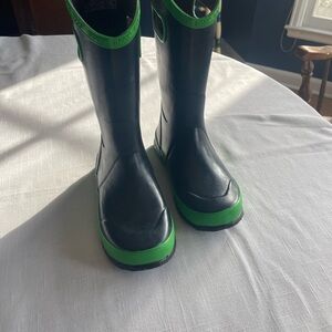 BOGS Kids navy with Green Trim Rain Boots Eeuc! Unisex big kids 3 waterproof